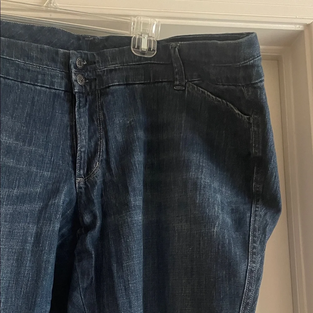 Classic Women’s Relaxed Capri Jeans - Picture 3 of 5